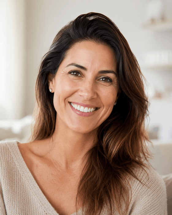 Mulher sorrindo em casa, beneficiária da Uniodonto Araraquara